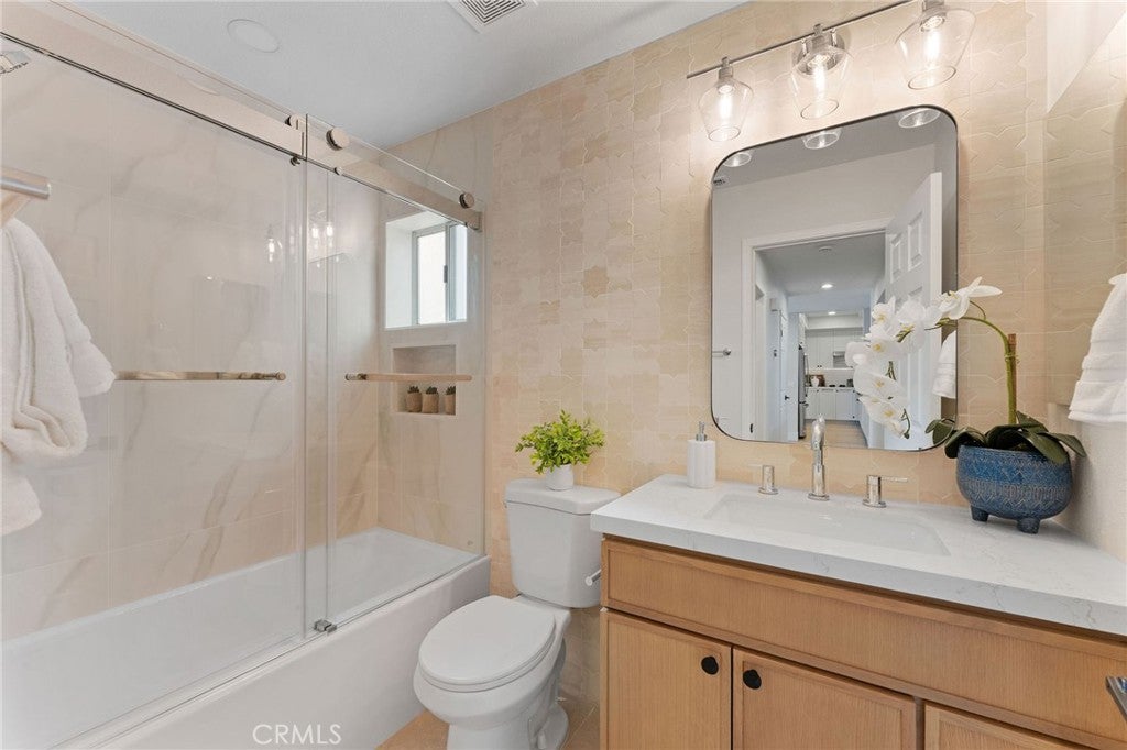 Costa Mesa, California, 92627, United States, 4 Bedrooms Bedrooms, ,3 BathroomsBathrooms,Residential,Contingent,1986895