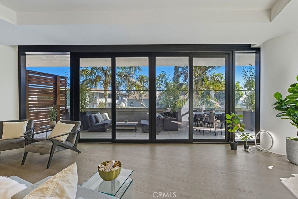 Los Angeles, California, 90069, United States, 2 Bedrooms Bedrooms, ,3 BathroomsBathrooms,Residential,Active,1995278