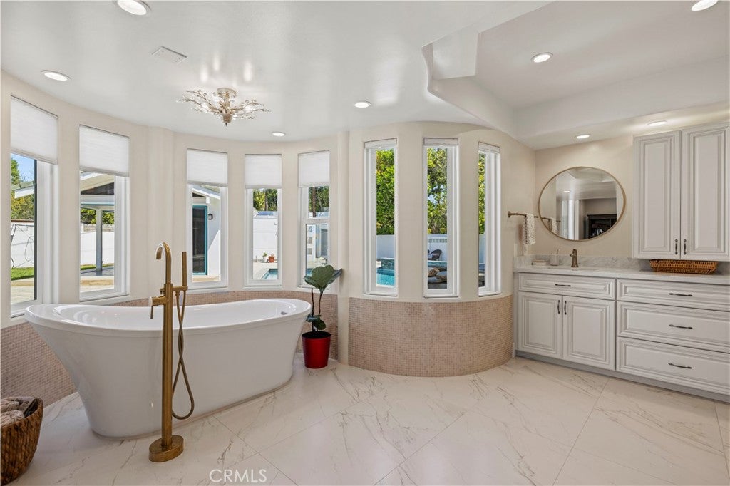 Northridge, California, 91325, United States, 4 Bedrooms Bedrooms, ,4 BathroomsBathrooms,Residential,Active,1936096