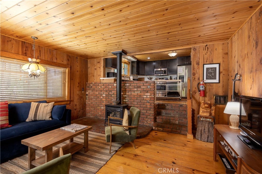 Big Bear Lake, California, 92315, United States, 4 Bedrooms Bedrooms, ,3 BathroomsBathrooms,Residential,Contingent,1945531