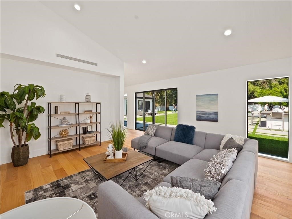 Woodland Hills, California, 91367, United States, 5 Bedrooms Bedrooms, ,5 BathroomsBathrooms,Residential,Pending,1843402