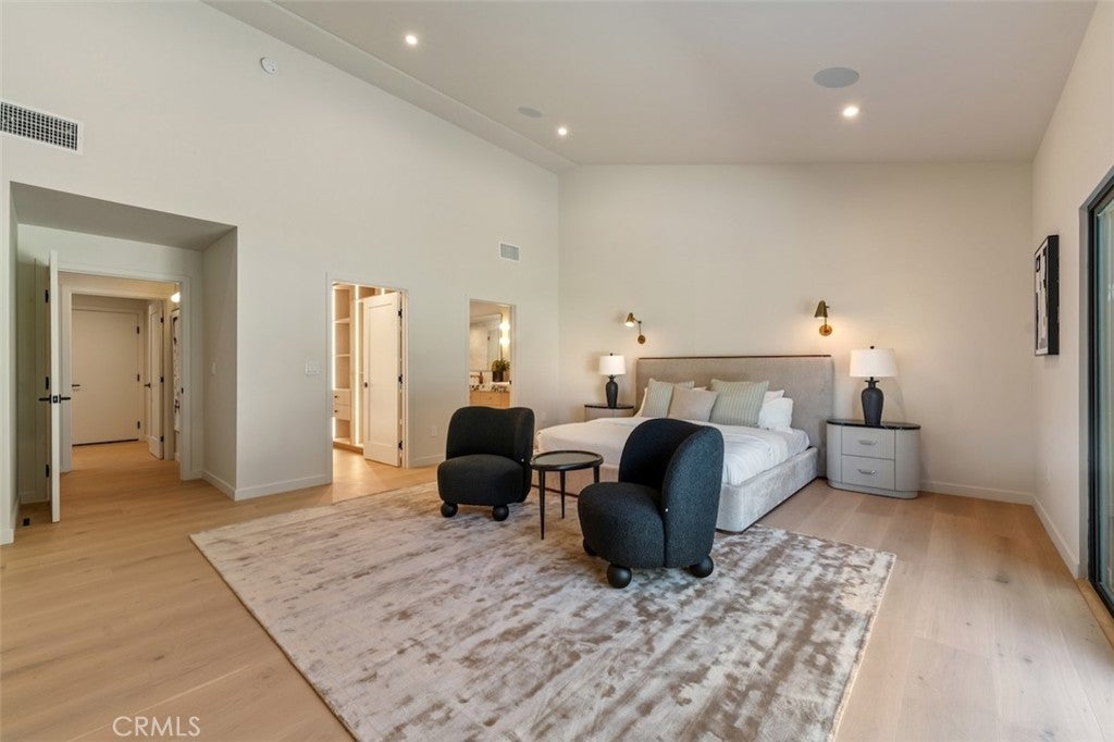 Northridge, California, 91325, United States, 4 Bedrooms Bedrooms, ,4 BathroomsBathrooms,Residential,Active,2030583