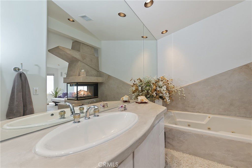 Lake Arrowhead, California, 92352, United States, 2 Bedrooms Bedrooms, ,3 BathroomsBathrooms,Residential,Active,1988419