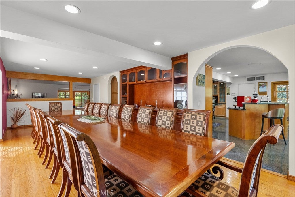 Northridge, California, 91324, United States, 5 Bedrooms Bedrooms, ,4 BathroomsBathrooms,Residential,Active,1952628