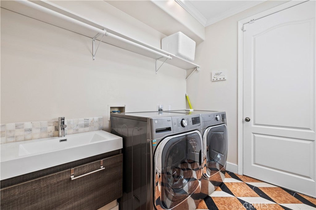 Northridge, California, 91325, United States, 4 Bedrooms Bedrooms, ,4 BathroomsBathrooms,Residential,Active,1936096