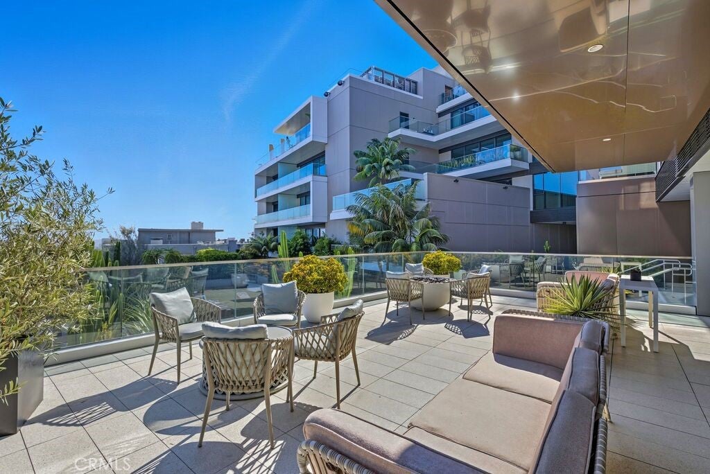 Los Angeles, California, 90069, United States, 2 Bedrooms Bedrooms, ,3 BathroomsBathrooms,Residential,Active,1995278