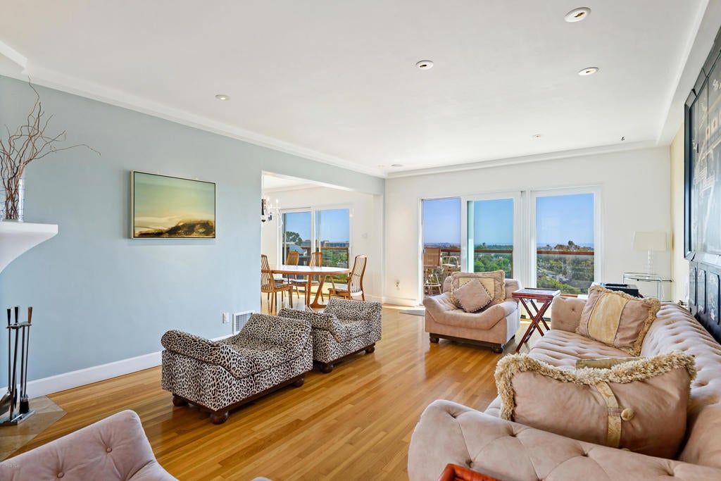 Ventura, California, 93001, United States, 3 Bedrooms Bedrooms, ,2 BathroomsBathrooms,Residential,Active,1944036