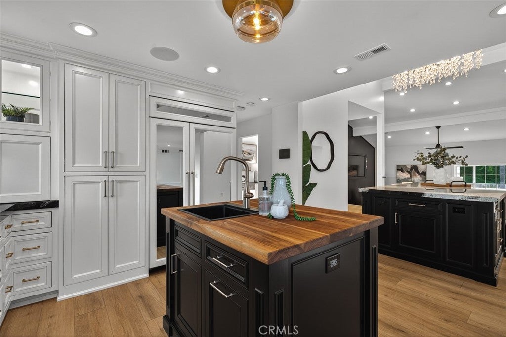 Anaheim, California, 92807, United States, 4 Bedrooms Bedrooms, ,3 BathroomsBathrooms,Residential,Active,1990042