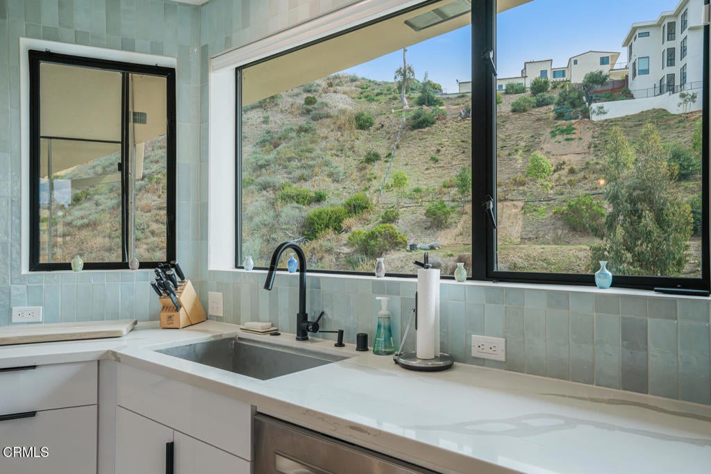 Ventura, California, 93001, United States, 3 Bedrooms Bedrooms, ,4 BathroomsBathrooms,Residential,Active,2016402