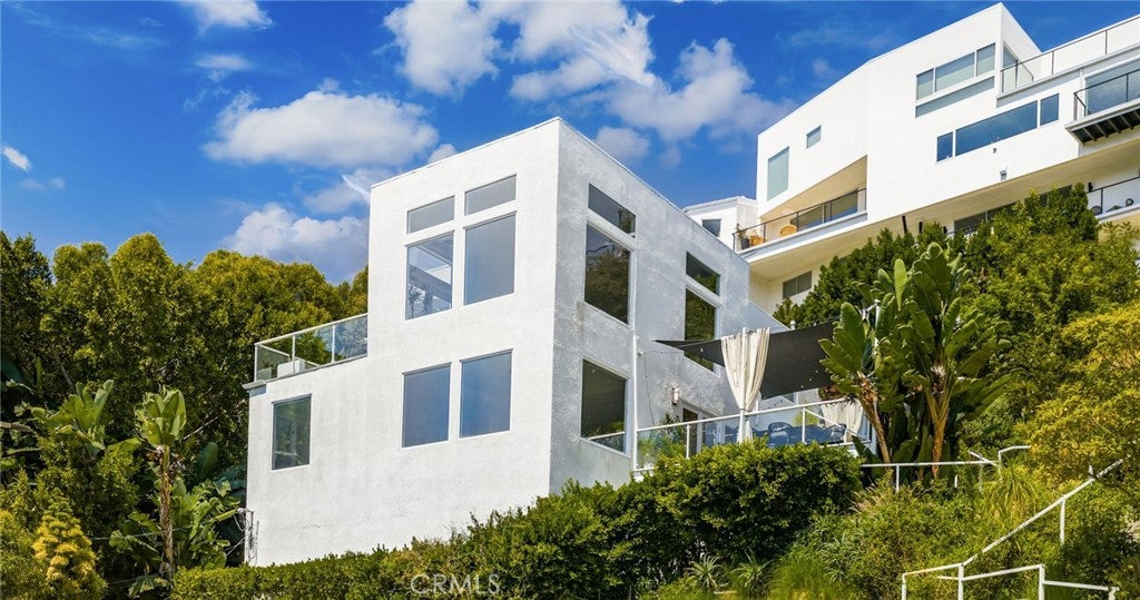 Los Angeles, California, 90069, United States, 3 Bedrooms Bedrooms, ,4 BathroomsBathrooms,Residential,Active,1959526