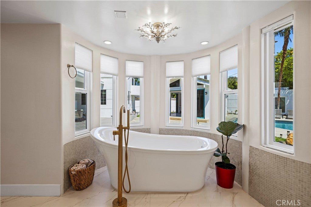 Northridge, California, 91325, United States, 4 Bedrooms Bedrooms, ,4 BathroomsBathrooms,Residential,Active,1936096