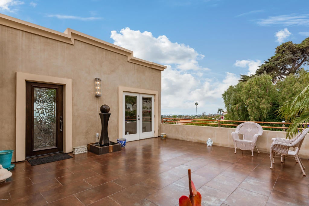 Ventura, California, 93001, United States, 2 Bedrooms Bedrooms, ,3 BathroomsBathrooms,Residential,Active,1944022