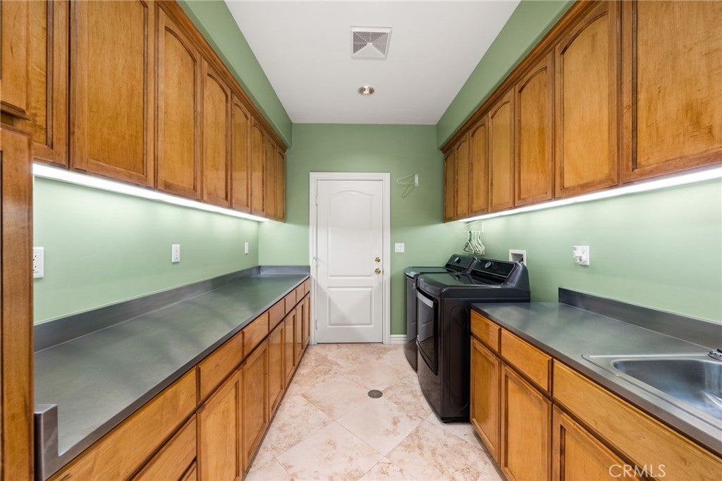 Corona, California, 92881, United States, 4 Bedrooms Bedrooms, ,5 BathroomsBathrooms,Residential,Active,1810439