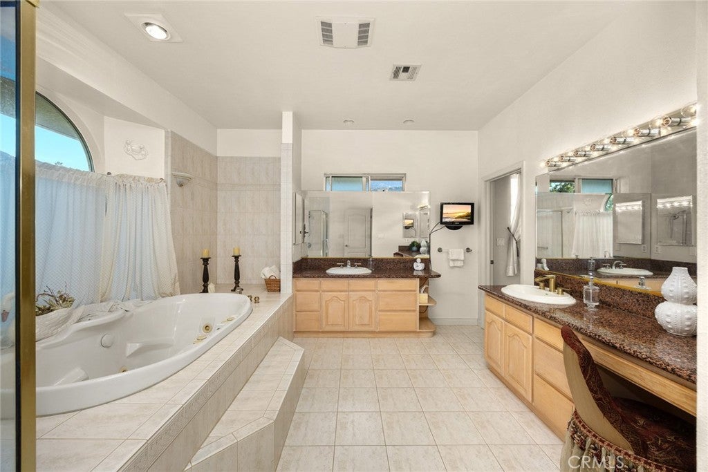 Bradbury, California, 91008, United States, 5 Bedrooms Bedrooms, ,5 BathroomsBathrooms,Residential,Active,1944055