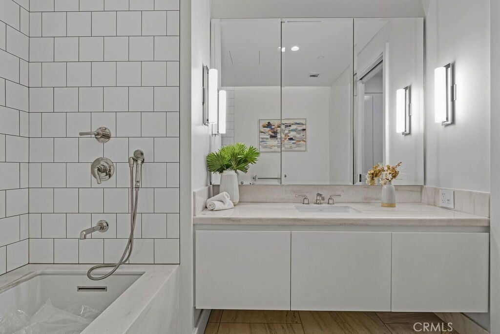 Los Angeles, California, 90069, United States, 2 Bedrooms Bedrooms, ,3 BathroomsBathrooms,Residential,Active,1995278