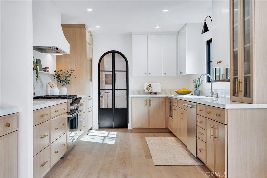 Redondo Beach, California, 90277, United States, 4 Bedrooms Bedrooms, ,3 BathroomsBathrooms,Residential,Active,1990651