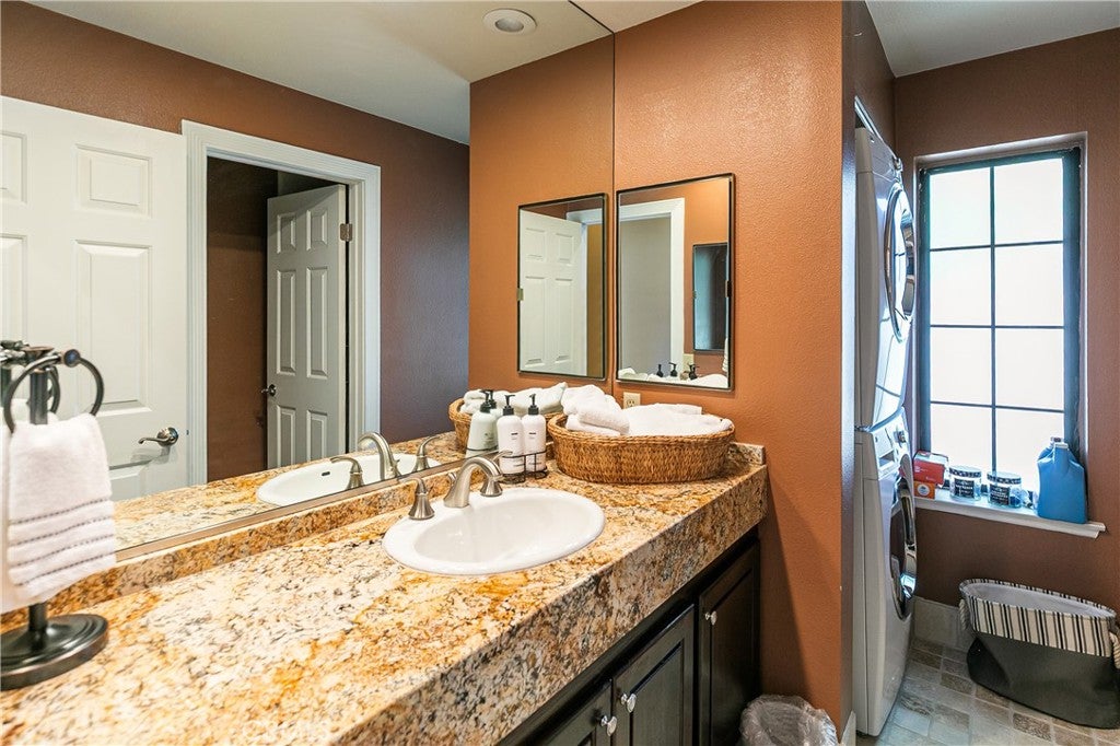 Lake Arrowhead, California, 92352, United States, 2 Bedrooms Bedrooms, ,3 BathroomsBathrooms,Residential,Active,1908134