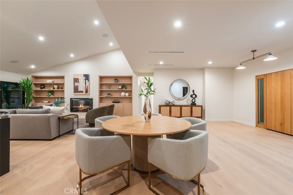 Northridge, California, 91325, United States, 4 Bedrooms Bedrooms, ,4 BathroomsBathrooms,Residential,Active,2030583