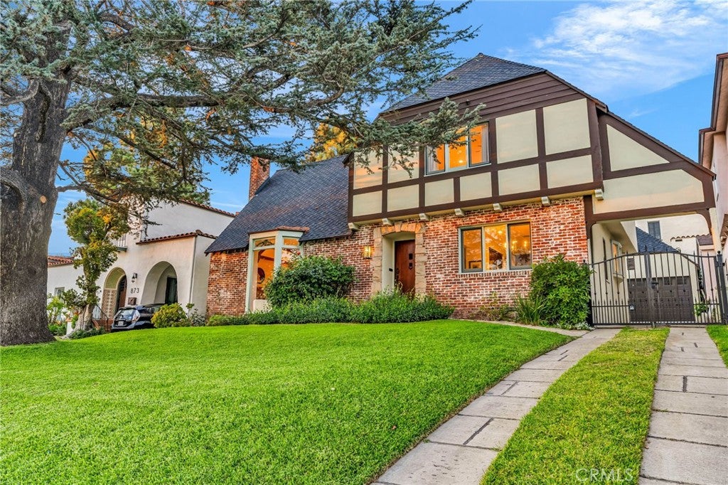 Glendale, California, 91202, United States, 3 Bedrooms Bedrooms, ,3 BathroomsBathrooms,Residential,Active,1967125