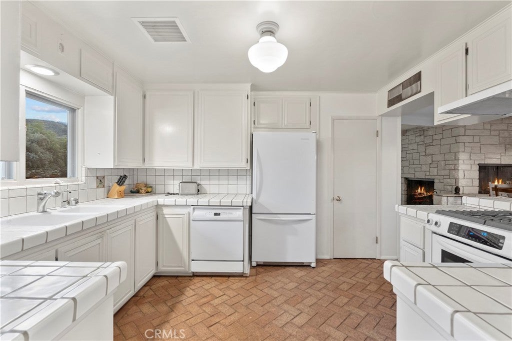 Ojai, California, 93023, United States, 4 Bedrooms Bedrooms, ,4 BathroomsBathrooms,Residential,Active,2000225