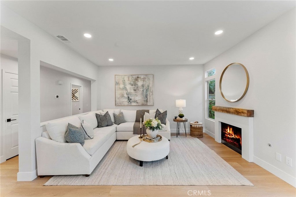 Costa Mesa, California, 92627, United States, 4 Bedrooms Bedrooms, ,3 BathroomsBathrooms,Residential,Contingent,1986895