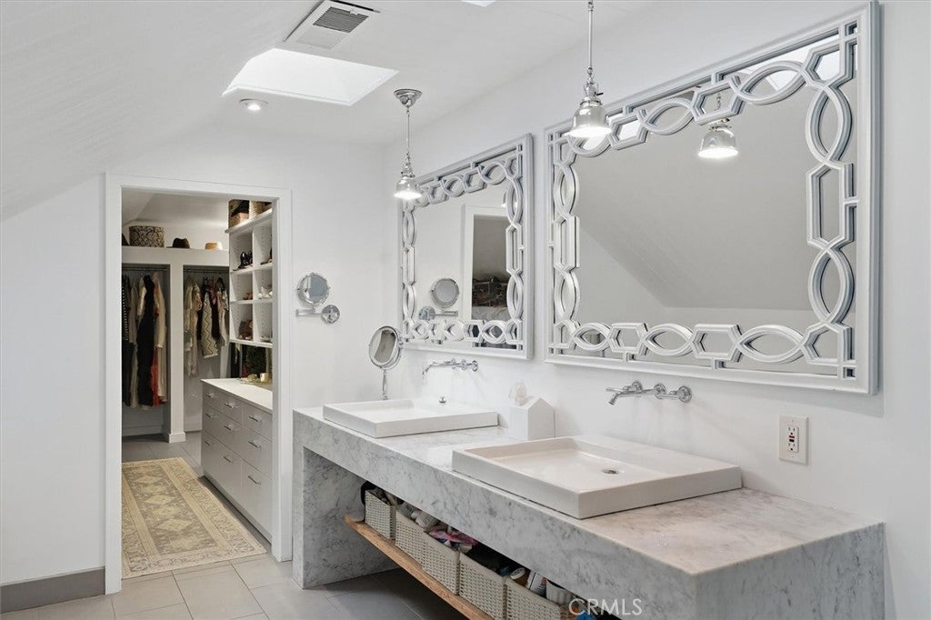 Agoura Hills, California, 91301, United States, 4 Bedrooms Bedrooms, ,5 BathroomsBathrooms,Residential,Active,1966025