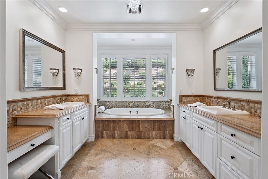Calabasas, California, 91302, United States, 5 Bedrooms Bedrooms, ,6 BathroomsBathrooms,Residential,Active,1929471