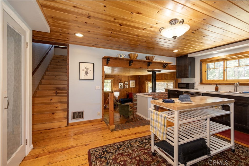 Big Bear Lake, California, 92315, United States, 4 Bedrooms Bedrooms, ,3 BathroomsBathrooms,Residential,Contingent,1945531