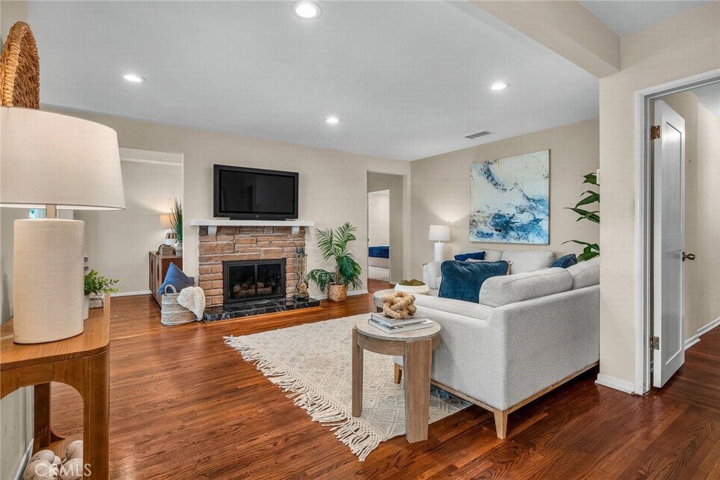 Redondo Beach, California, 90277, United States, 4 Bedrooms Bedrooms, ,3 BathroomsBathrooms,Residential,Active,2007167