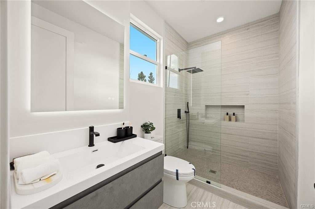 Pasadena, California, 91107, United States, 5 Bedrooms Bedrooms, ,6 BathroomsBathrooms,Residential,Active,1960137