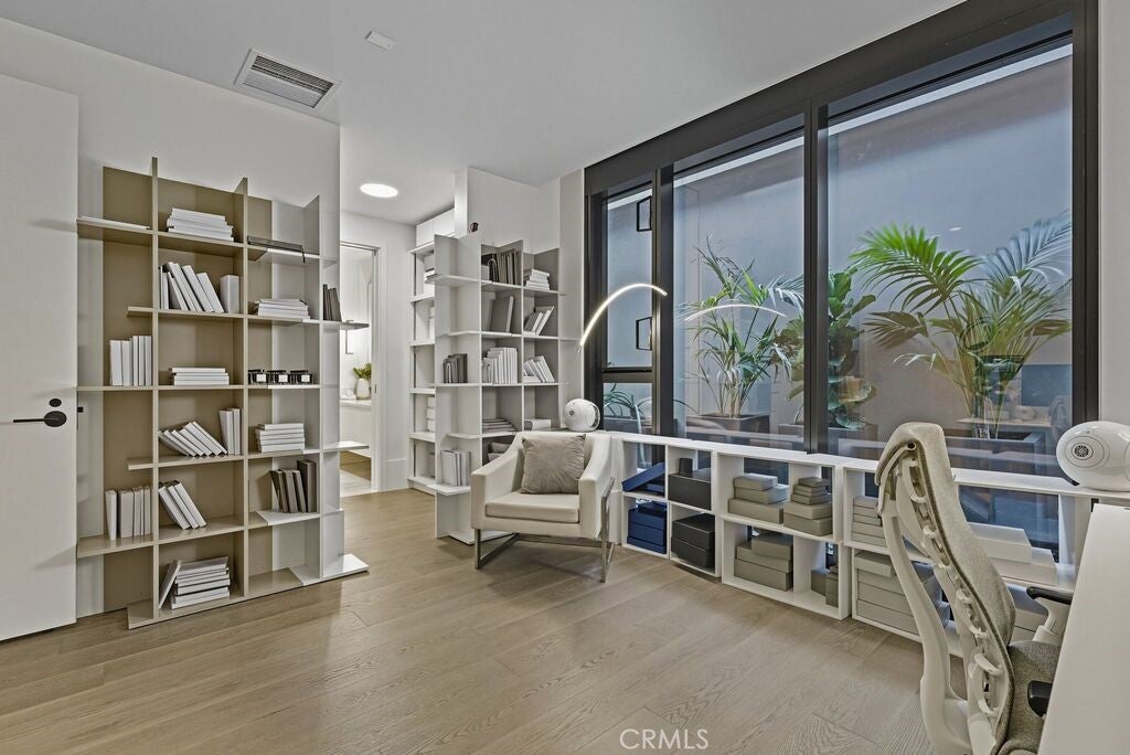 Los Angeles, California, 90069, United States, 2 Bedrooms Bedrooms, ,3 BathroomsBathrooms,Residential,Active,1995278