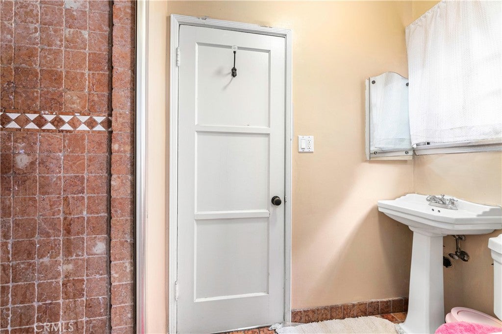 Los Angeles, California, 90035, United States, 3 Bedrooms Bedrooms, ,2 BathroomsBathrooms,Residential,Active,1922738