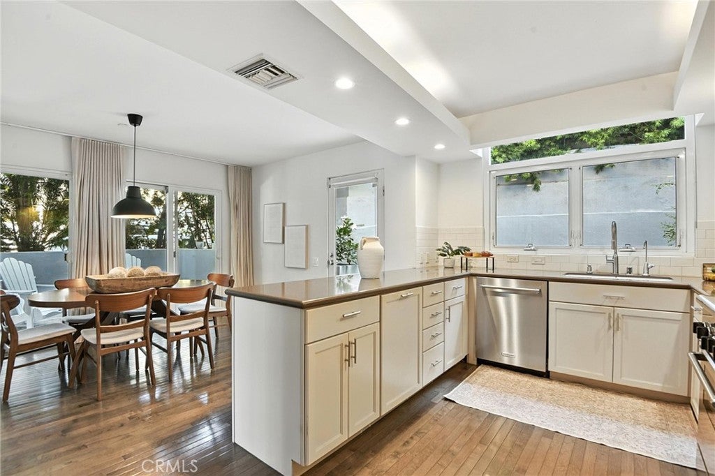 Santa Monica, California, 90405, United States, ,3 BathroomsBathrooms,Residential,Active,1894761 Santa Monica, California, 90405, United States, ,3 BathroomsBathrooms,Residential,Active,1894761