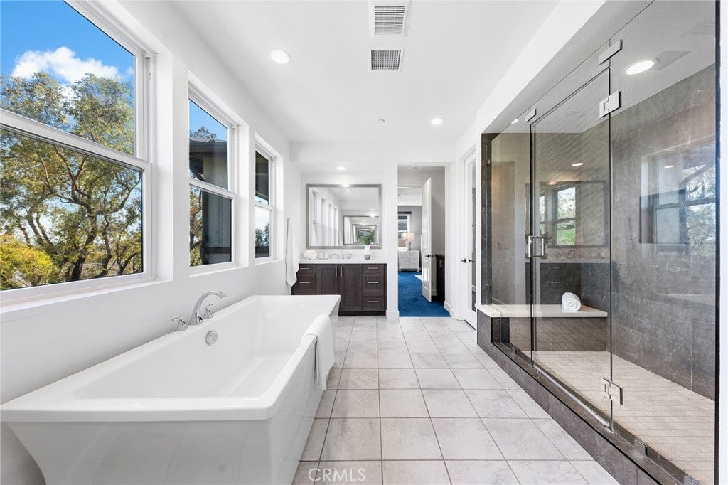 Lake Forest, California, 92630, United States, 5 Bedrooms Bedrooms, ,6 BathroomsBathrooms,Residential,Active,1801044