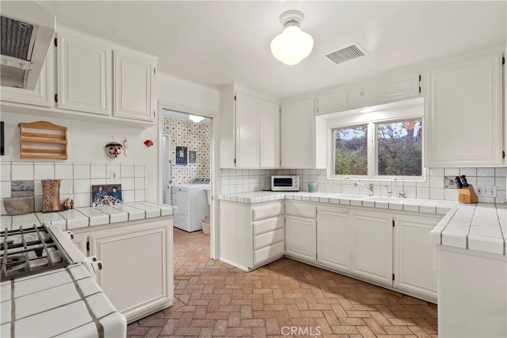 Ojai, California, 93023, United States, 4 Bedrooms Bedrooms, ,4 BathroomsBathrooms,Residential,Active,2000225