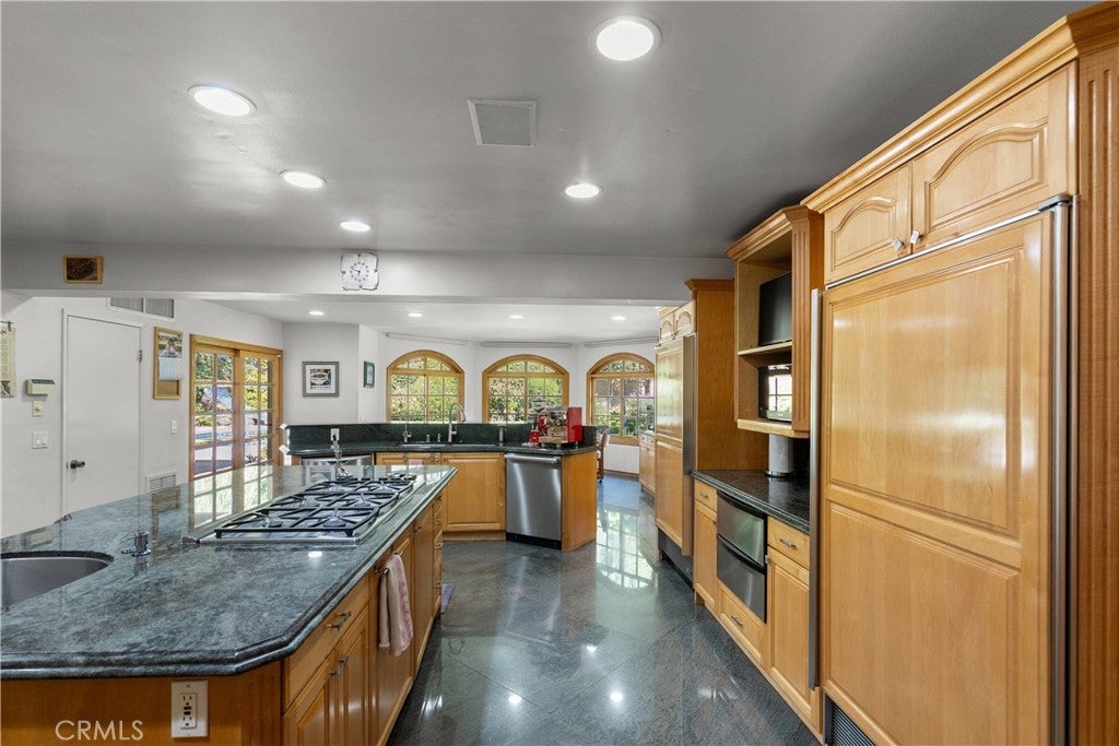 Northridge, California, 91324, United States, 5 Bedrooms Bedrooms, ,4 BathroomsBathrooms,Residential,Active,1952628