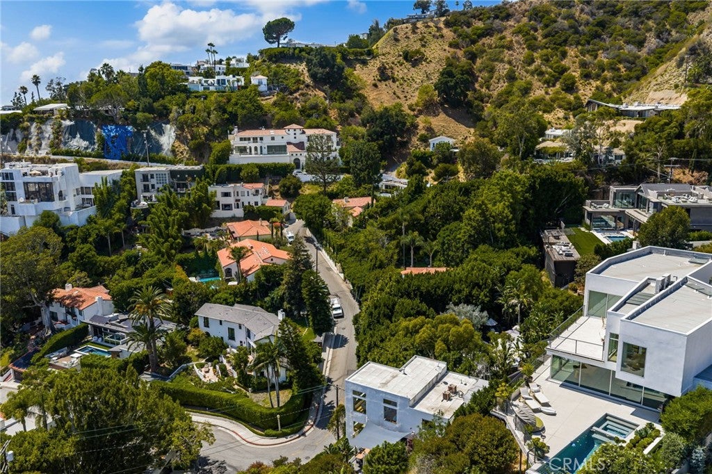 Los Angeles, California, 90069, United States, 3 Bedrooms Bedrooms, ,4 BathroomsBathrooms,Residential,Active,1959526