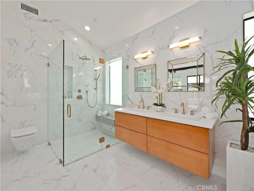 Woodland Hills, California, 91367, United States, 5 Bedrooms Bedrooms, ,5 BathroomsBathrooms,Residential,Pending,1843402