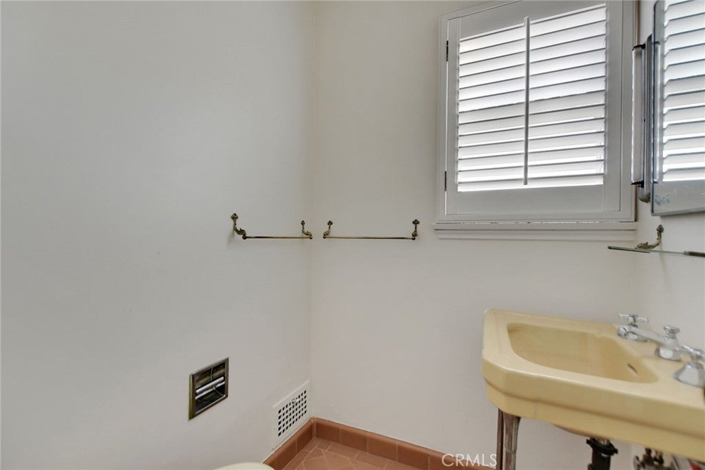 Pasadena, California, 91107, United States, 3 Bedrooms Bedrooms, ,3 BathroomsBathrooms,Residential,Active,1972145