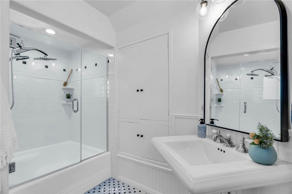 Glendale, California, 91202, United States, 3 Bedrooms Bedrooms, ,3 BathroomsBathrooms,Residential,Active,1967125