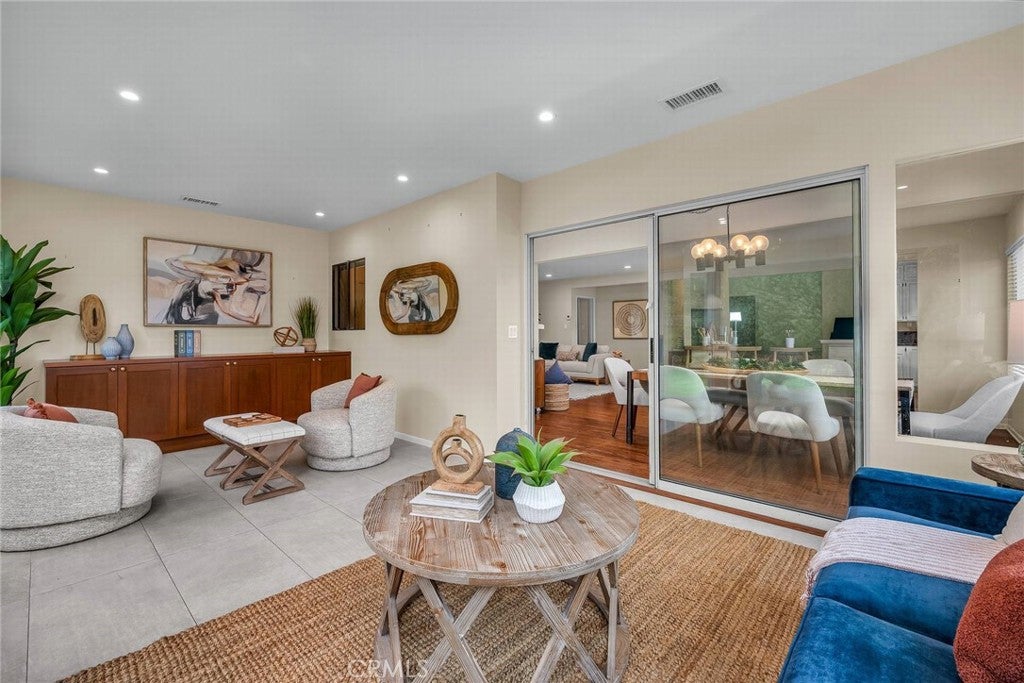 Redondo Beach, California, 90277, United States, 4 Bedrooms Bedrooms, ,3 BathroomsBathrooms,Residential,Active,2007167