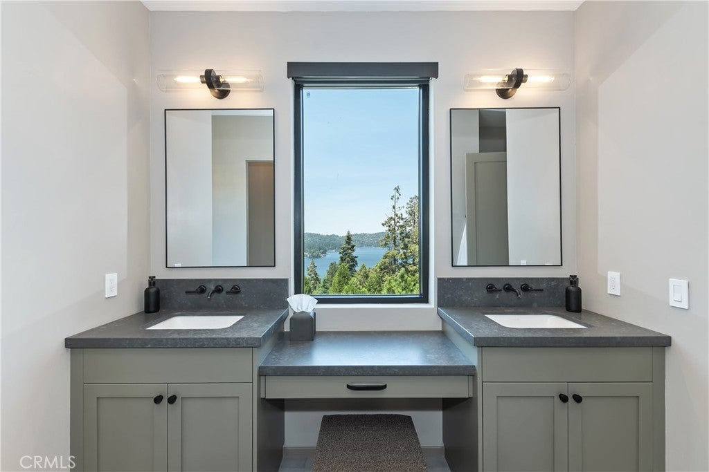 Lake Arrowhead, California, 92352, United States, 3 Bedrooms Bedrooms, ,3 BathroomsBathrooms,Residential,Active,1972160