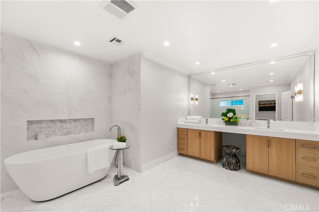 Pasadena, California, 91107, United States, 5 Bedrooms Bedrooms, ,6 BathroomsBathrooms,Residential,Active,1941367
