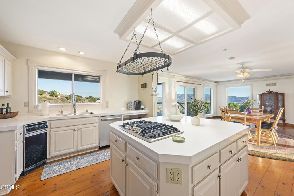 Camarillo, California, 93010, United States, 6 Bedrooms Bedrooms, ,4 BathroomsBathrooms,Residential,Active,1953410