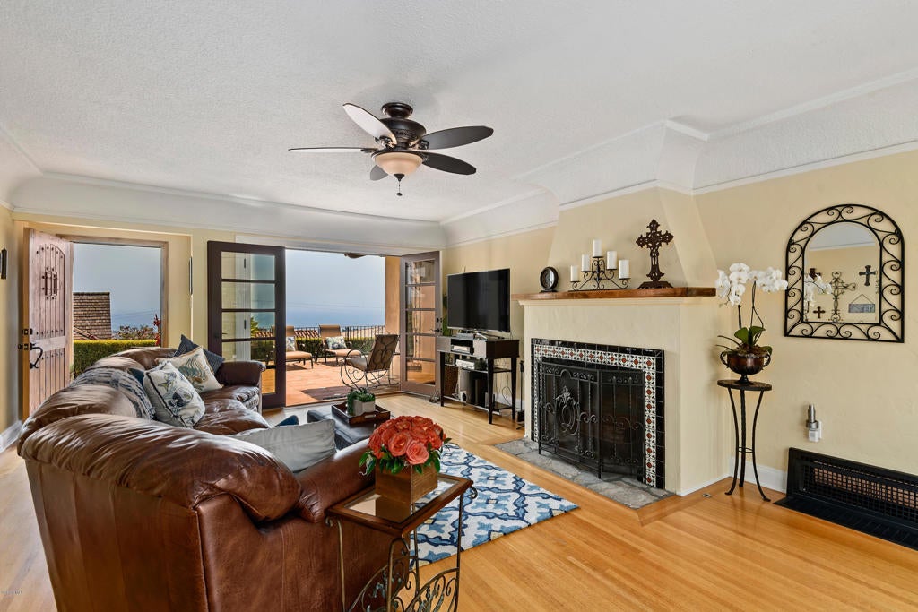 Ventura, California, 93001, United States, 3 Bedrooms Bedrooms, ,3 BathroomsBathrooms,Residential,Active,1944044