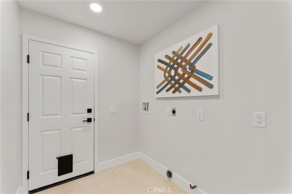 Costa Mesa, California, 92627, United States, 4 Bedrooms Bedrooms, ,3 BathroomsBathrooms,Residential,Contingent,1986895