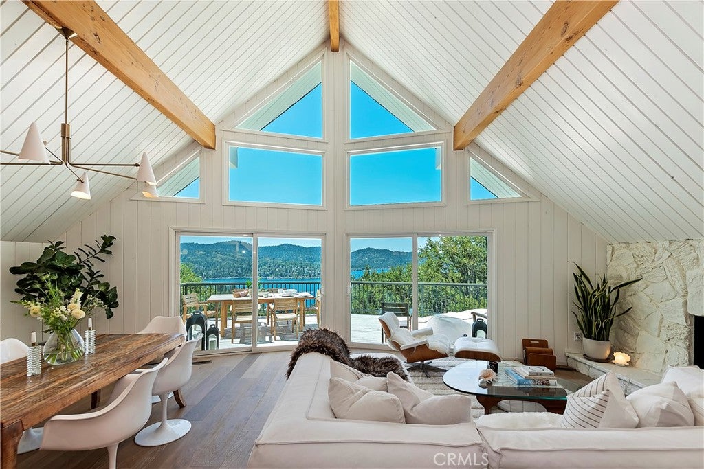 Lake Arrowhead, California, 92352, United States, 4 Bedrooms Bedrooms, ,3 BathroomsBathrooms,Residential,Active,1953250