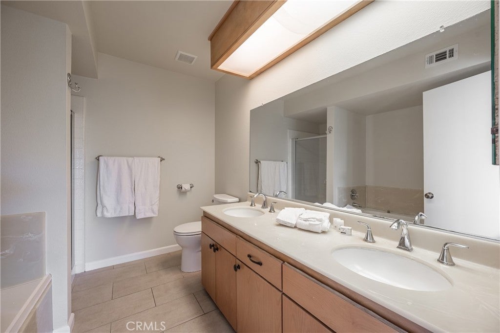 Burbank, California, 91501, United States, 5 Bedrooms Bedrooms, ,5 BathroomsBathrooms,Residential,Active,1943797