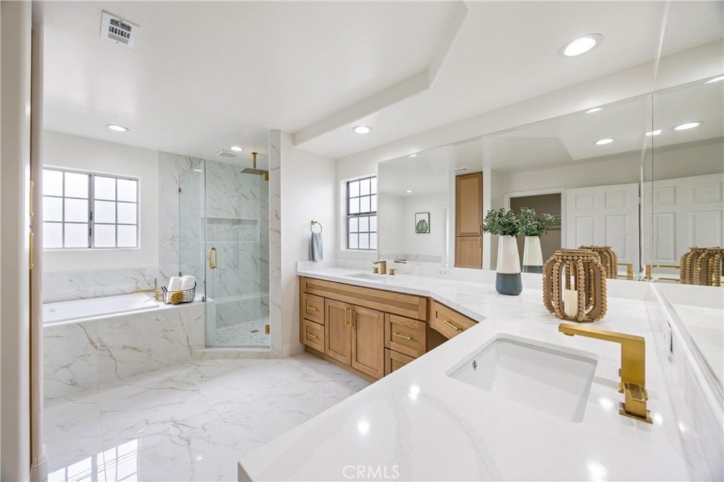 Downey, California, 90242, United States, 7 Bedrooms Bedrooms, ,6 BathroomsBathrooms,Residential,Contingent,1829948