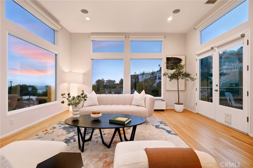 Los Angeles, California, 90069, United States, 3 Bedrooms Bedrooms, ,4 BathroomsBathrooms,Residential,Active,1959526